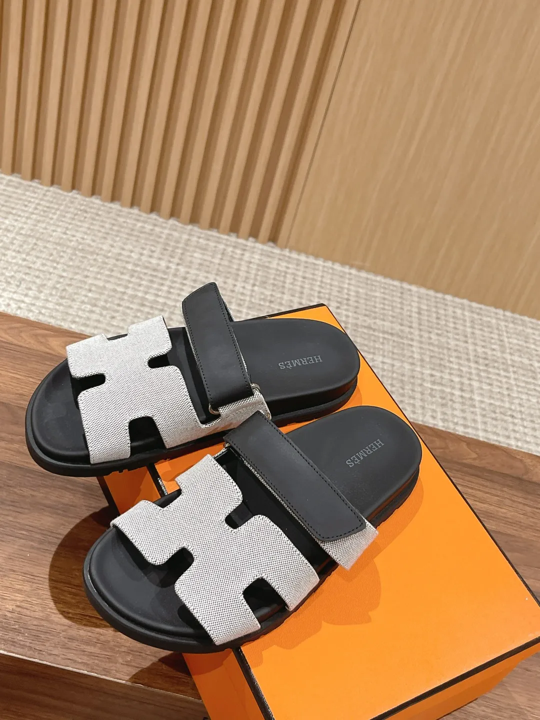 👟👟Ex-factory price 480👟👟 𝐇𝐞𝐫𝐦𝐞𝐬 Hermès second uncle slippers, you must call like crazy🙆 The classic + 2025 new color matching is also so beautiful. The contrasting splicing of different colors and materials can easily create a fashionable look Size: 35-45